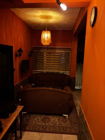 Stüdyo girişi ve sıcak aydınlatmalı koridor