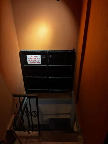 Stüdyoya inen merdiven ve ekipman kasası