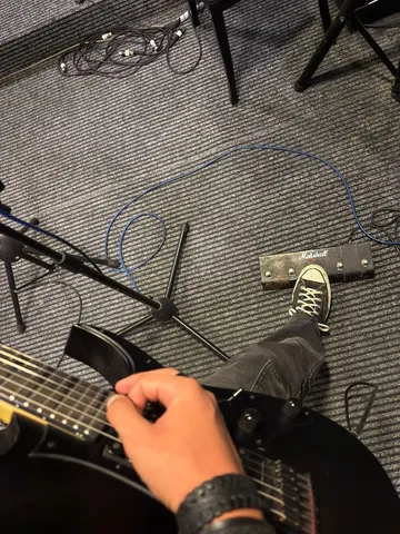 Gitar sapı ve pedal detayı